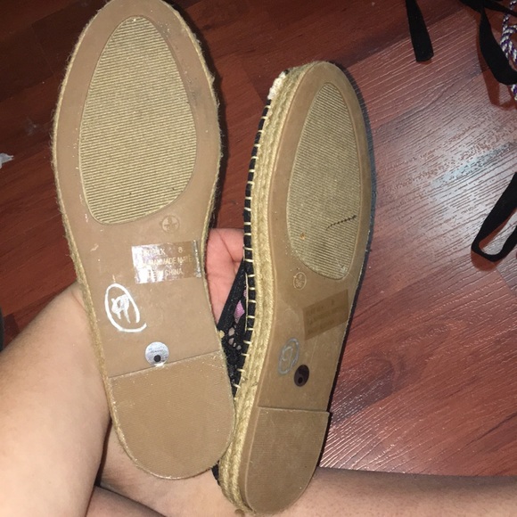 Cute black flats . - Picture 3 of 4